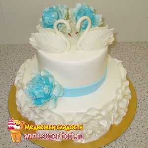 Свадебный торт с голубыми пионами и лебедями